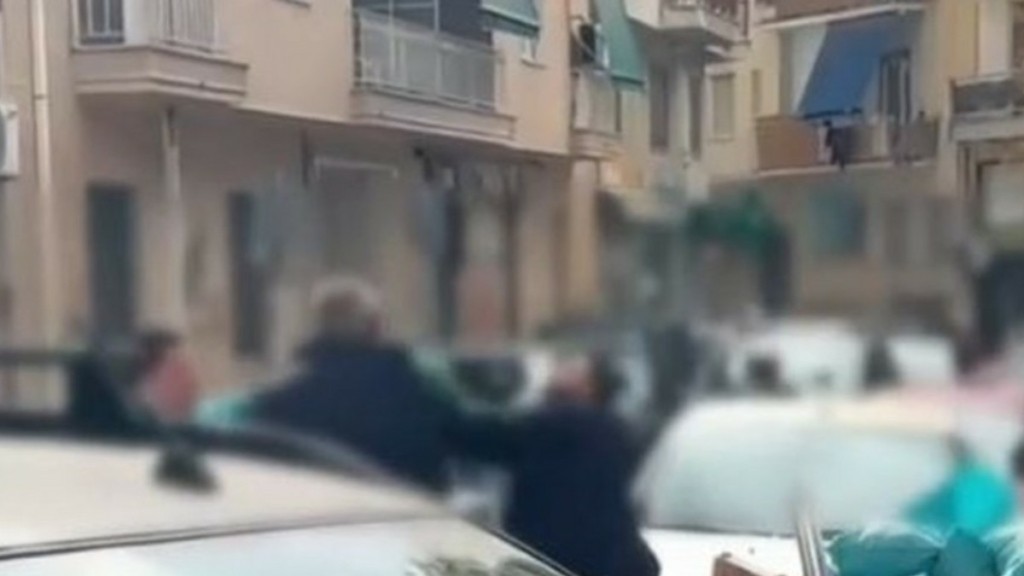 Κυψέλη: Οδηγός τζιπ μπήκε ανάποδα σε μονόδρομο και χαστούκισε γυναίκα που του ζήτησε να κάνει όπισθεν (vid)