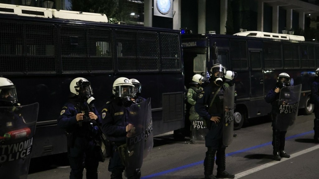 Εξάρχεια: Ομάδα κουκουλοφόρων επιτέθηκε σε διμοιρία των ΜΑΤ – Ένας τραυματίας αστυνομικός