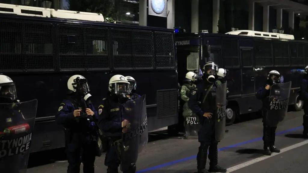 Εξάρχεια: Ομάδα κουκουλοφόρων επιτέθηκε σε διμοιρία των ΜΑΤ – Ένας τραυματίας αστυνομικός