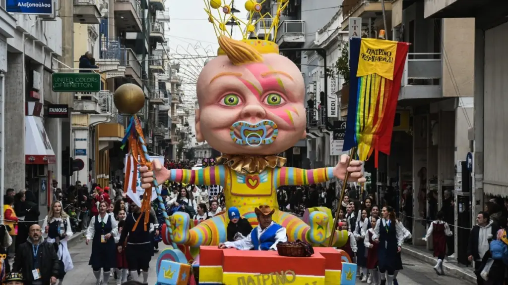 Πάτρα: Με δύο μεγάλες παρελάσεις και 55.000 καρναβαλιστές κορυφώνονται οι εκδηλώσεις του φετινού καρναβαλιού