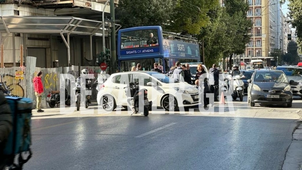 Σοβαρό τροχαίο στο κέντρο της Αθήνας: Μηχανή συγκρούστηκε με Ι.Χ. – Ένας τραυματίας