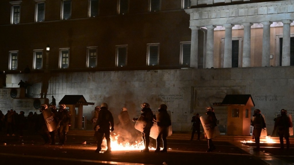 Επεισόδια στο Σύνταγμα: 14 προσαγωγές στην Πλατεία Καραϊσκάκη