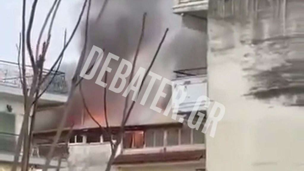 Χαλκιδική: Πυρκαγιά σε σπίτι επί της λεωφόρου Νίκης – Σταμάτησε η παρέλαση (Βίντεο)