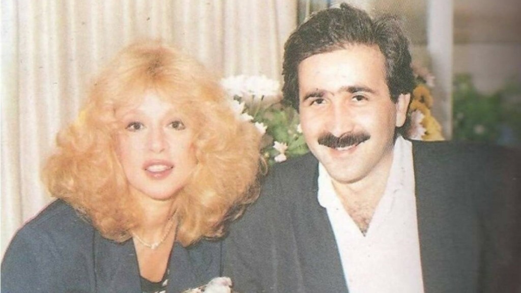 Ο ξέφρενος χορός της Αλίκης Βουγιουκλάκη στη Σαντορίνη με τον Λάκη Λαζόπουλο – Σπάνια εικόνα