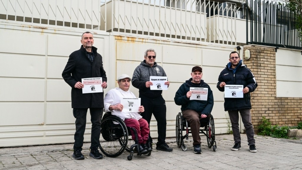 Συγκέντρωση διαμαρτυρίας ΑμεΑ έξω από τον ΣΚΑΪ για το σχόλιο Οικονόμου – «Όμηρος σε καρότσι» (βίντεο+φωτογραφίες)