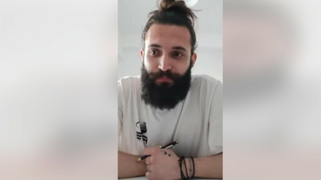 Τέμπη: Αστυνομικοί προσήγαγαν και ειρωνεύτηκαν τον επιζώντα Αντώνη Αντωνίου – “Πήρα ένα πολύ ωραίο χαμόγελο”