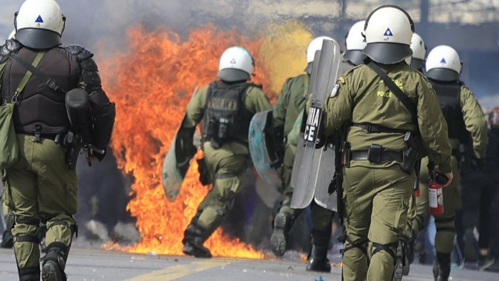 Επεισόδια στο Σύνταγμα: Ενώπιον του εισαγγελέα οι 73 συλληφθέντες – Ανάμεσά τους τρεις ανήλικοι