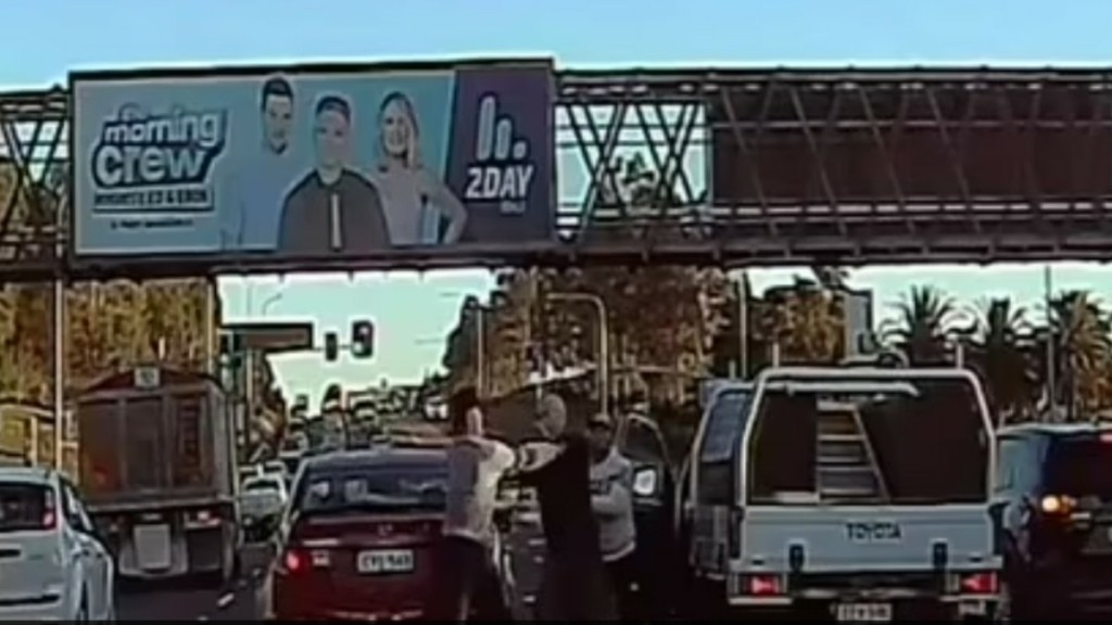 Σίδνεϊ: Απίστευτος καυγάς σε πολυσύχναστο δρόμο – Εννέα άτομα γρονθοκοπούσαν ο ένας τον άλλο