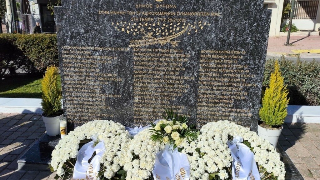 Βύρωνας: Τα αποκαλυπτήρια του μνημείου για τα θύματα των Τεμπών (Φωτογραφίες)