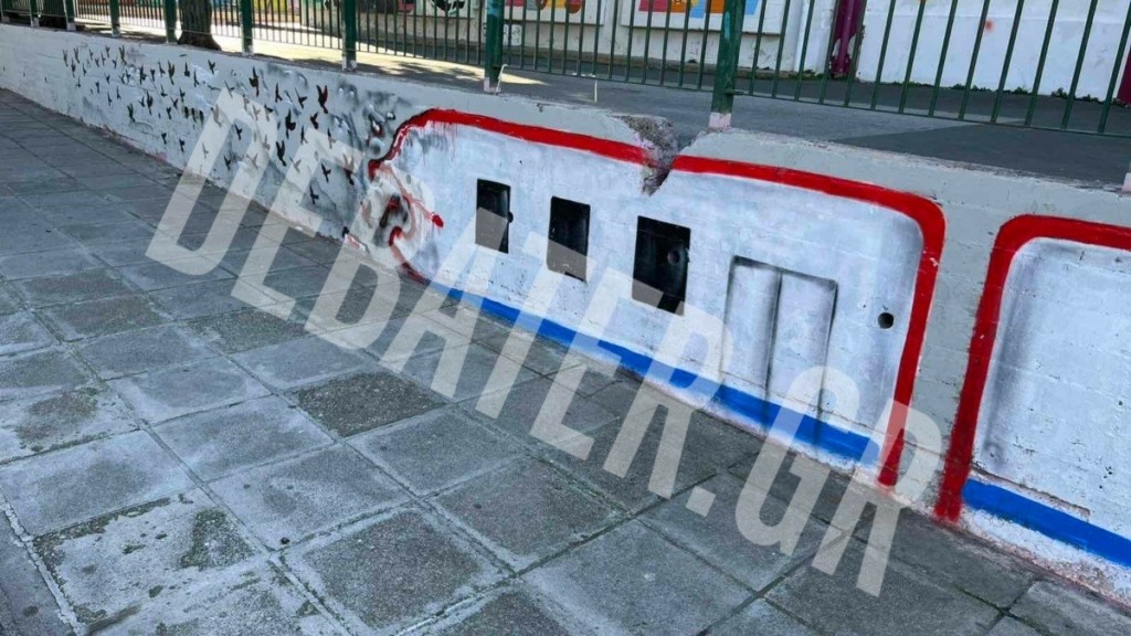 Τέμπη: Μνημείο στον Βύρωνα και γκράφιτι στην Καισαριανή για τα 57 θύματα (Φωτογραφίες + Βίντεο)