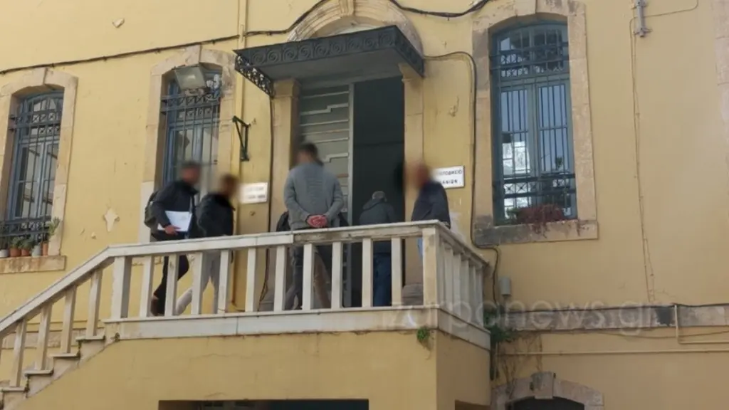 Χανιά: Πήραν προθεσμία για να απολογηθούν οι δύο υγειονομικοί που κατηγορούνται για χρηματισμό