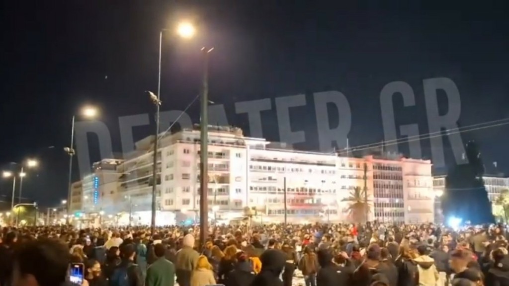 Επεισόδια στο Σύνταγμα μετά τη λήξη του συλλαλητηρίου για τα Τέμπη