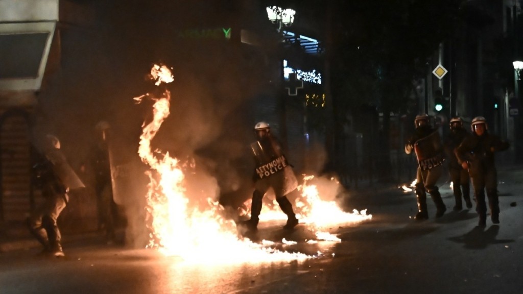 Σύνταγμα: Δείτε live εικόνα από τα επεισόδια – “Βροχή” μολότοφ
