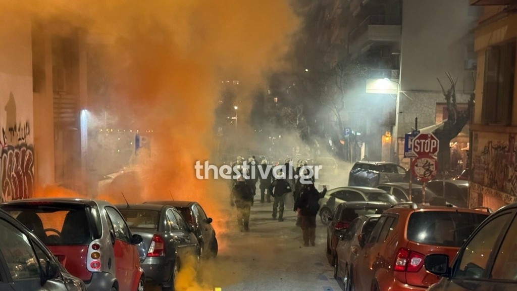 Θεσσαλονίκη: Σοβαρά επεισόδια στο κέντρο της πόλης στην πορεία για τα Τέμπη