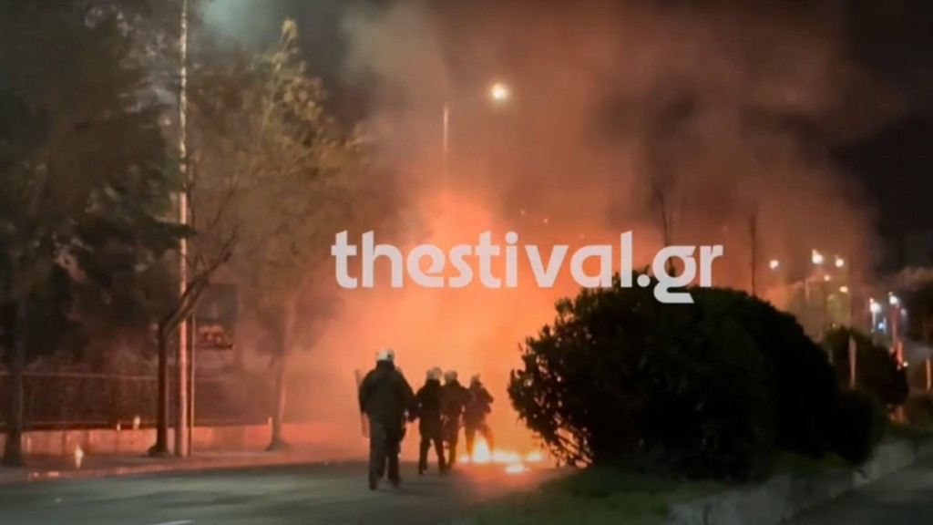 Θεσσαλονίκη: Σοβαρά επεισόδια τα ξημερώματα – Δύο τραυματίες αστυνομικοί (ΒΙΝΤΕΟ)