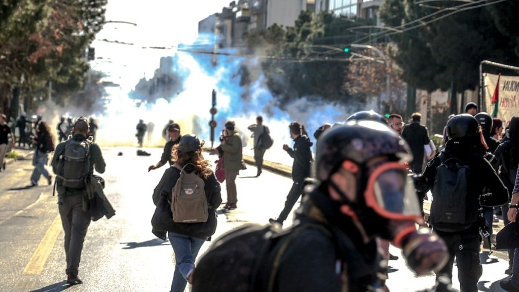Ημέρα της Γυναίκας: Ένταση μετά την φεμινιστική πορεία στην Αθήνα – 14 προσαγωγές