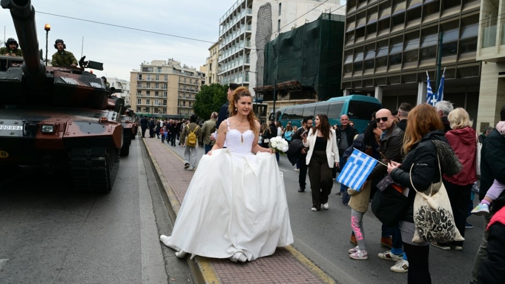 25η Μαρτίου: Ντύθηκε νύφη και πήγε στην παρέλαση (φωτογραφίες)