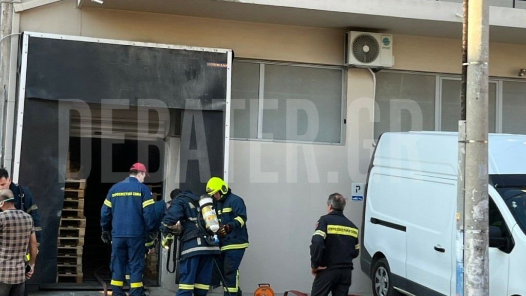 Φωτιά σε επιχείρηση με ζωοτροφές στο Μοσχάτο – Επιχειρούν τρία οχήματα (φωτογραφίες)