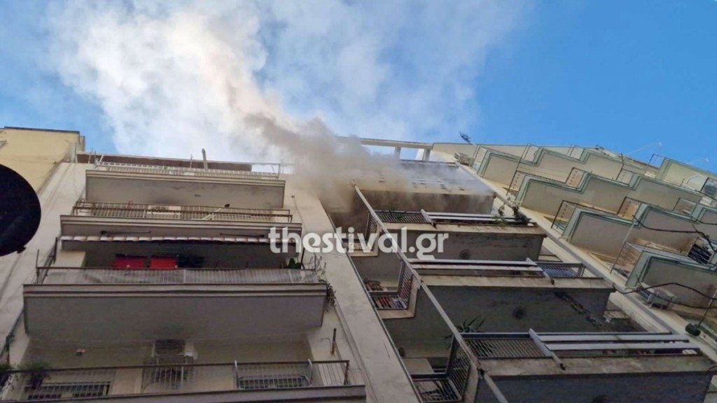 Φωτιά σε διαμέρισμα τρίτου ορόφου στη Θεσσαλονίκη (φωτογραφίες+βίντεο)
