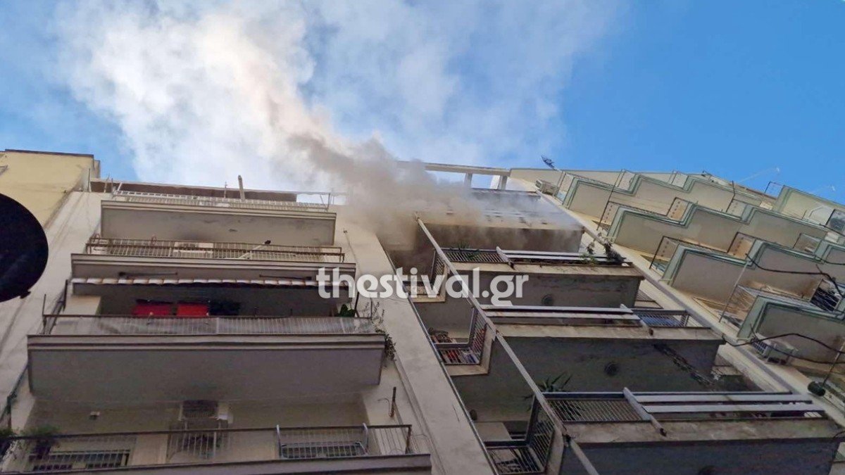 Φωτιά σε διαμέρισμα τρίτου ορόφου στη Θεσσαλονίκη (φωτογραφίες+βίντεο)