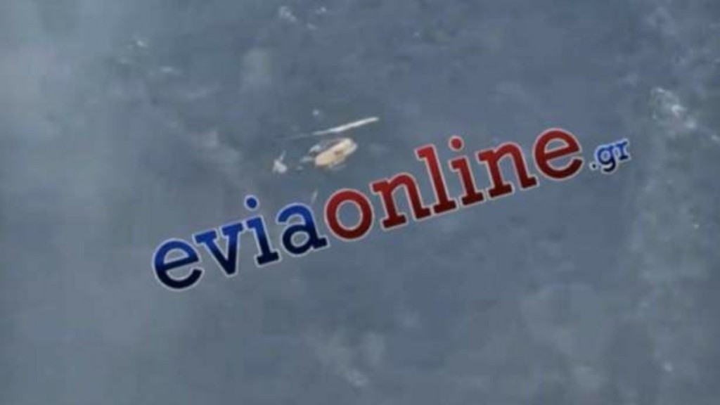 Φωτιά στην Κάρυστο: Η τολμηρή “βουτιά” χειριστή ελικοπτέρου μέσα σε χαράδρα (Βίντεο)