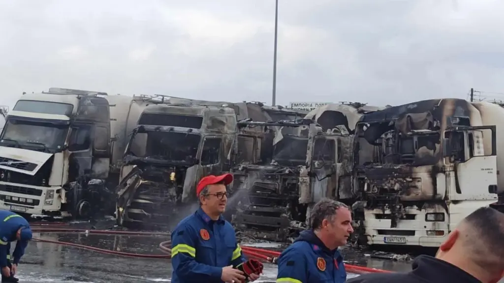 Γιαννιτσά: Πήραν φωτιά τέσσερα οχήματα σε υπαίθριο χώρο στάθμευσης