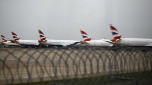 Ηνωμένο Βασίλειο: Καθηλωμένα τα αεροπλάνα λόγω «προβλήματος» στον έλεγχο εναέριας κυκλοφορίας