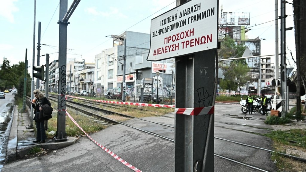 Hellenic Train: Καθυστερήσεις δρομολογίων λόγω ατυχήματος με βαν – Οι εξηγήσεις για την σύγκρουση (Φωτογραφίες)