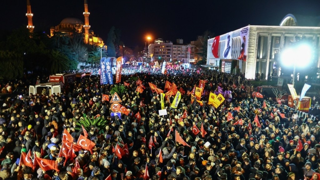 Εκρέμ Ιμάμογλου: «Βράζει» η Τουρκία – Χιλιάδες διαδηλωτές στους δρόμους για τη σύλληψη του δημάρχου Κωνσταντινούπολης (vid)