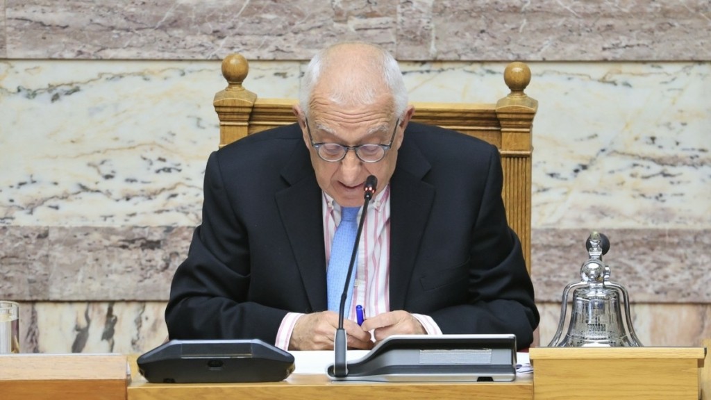 Κακλαμάνης: Με επίσημες προσκλήσεις από τη Νέα Αριστερά οι νεαροί που πέταξαν τρικάκια στην ολομέλεια – Η ποινή που ανακοίνωσε