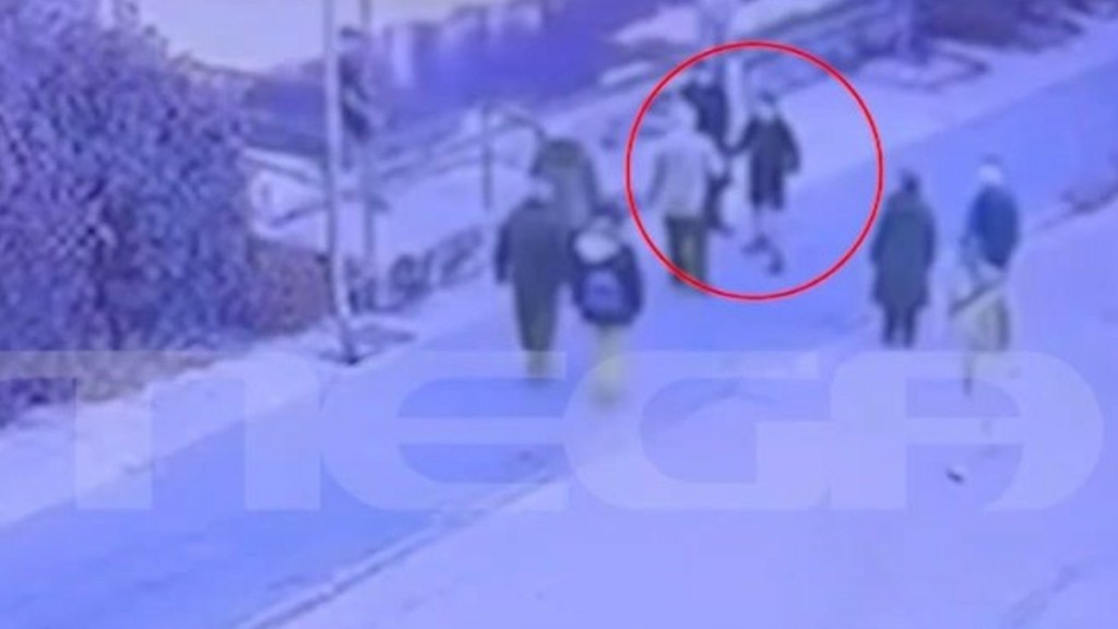 Καλλιθέα: Βίντεο ντοκουμέντο από τη στιγμή της κατάρρευσης του 17χρονου – Δέχθηκε επίθεση από παρέα ανηλίκων