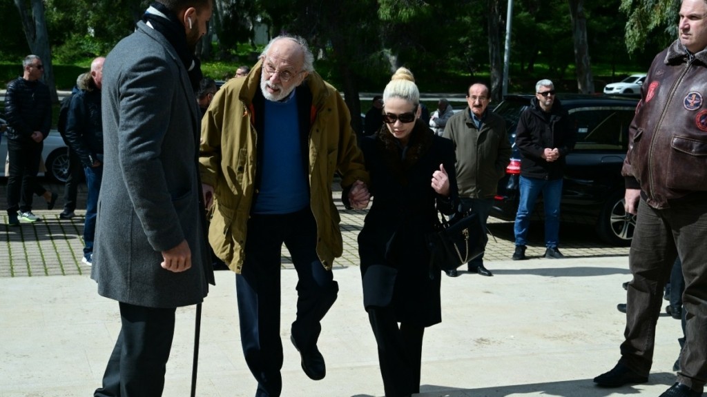 Αλέξανδρος Λυκουρέζος: Στην κηδεία του Αλέξη Κούγια – Πρώτη εμφάνιση μετά την περιπέτεια της υγείας του (Φωτογραφίες)