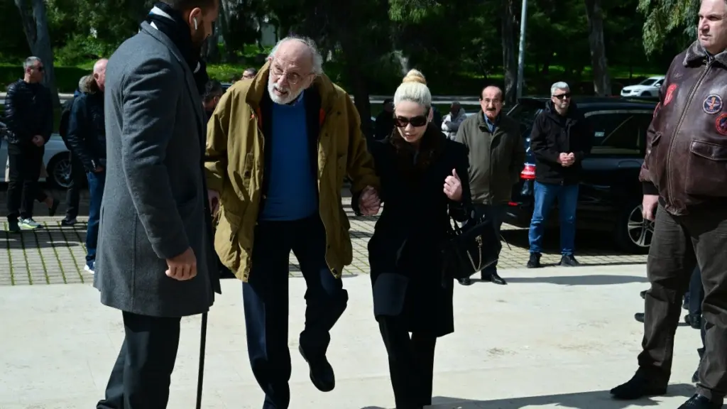 Αλέξανδρος Λυκουρέζος: Στην κηδεία του Αλέξη Κούγια – Πρώτη εμφάνιση μετά την περιπέτεια της υγείας του (Φωτογραφίες)