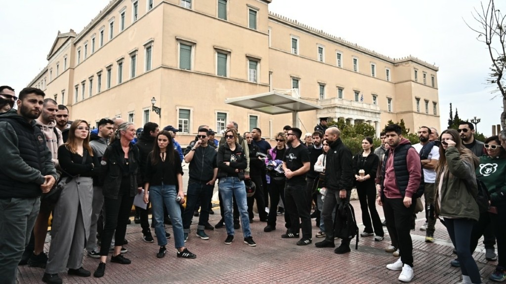 Ιάσονας Λαλαούνης: Συγκέντρωση έξω από τη Βουλή για την επέτειο τεσσάρων ετών από τον θάνατό του (βίντεο+φωτογραφίες)