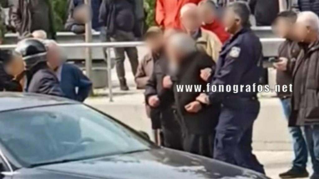 Λαμία: Σε ψυχιατρική κλινική της Λάρισας ο ιερέας που επιτέθηκε σε αστυνομικούς – Πως δικαιολόγησε το βίαιο επεισόδιο
