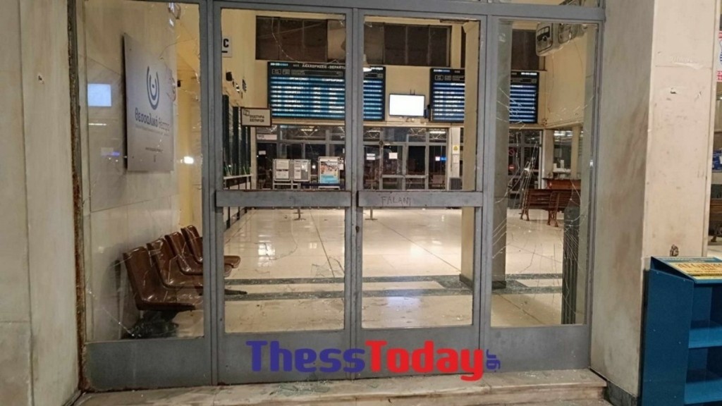 Λάρισα: Κουκουλοφόροι έσπασαν την τζαμαρία του ΟΣΕ