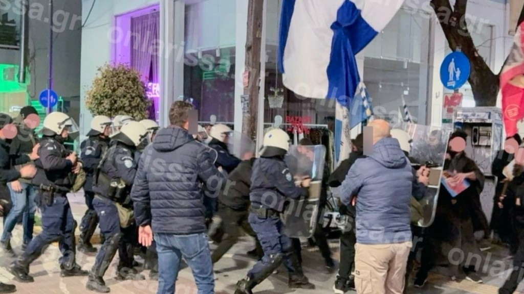 Λάρισα: Ένταση στη διαμαρτυρία κατά της παράστασης του Ζαραλίκου – Χημικά, κρότου λάμψης και προσαγωγές (Βίντεο)