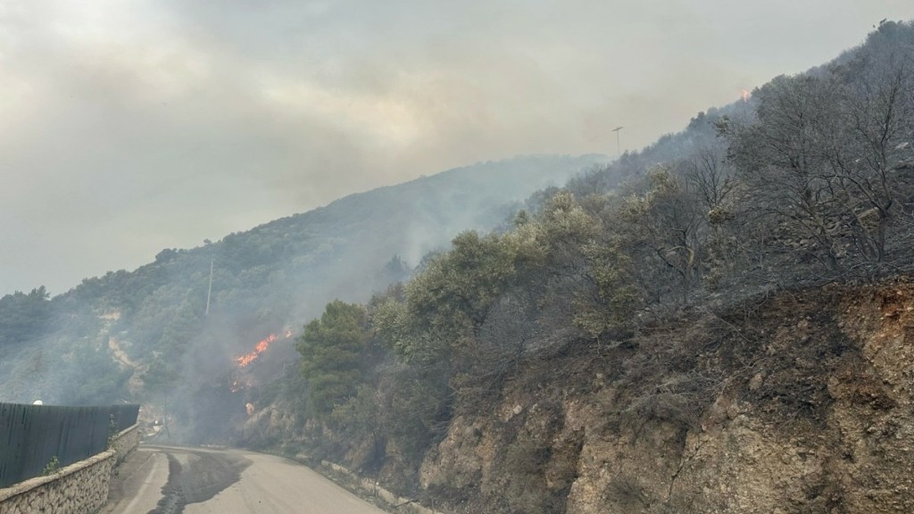Φωτιά στη Λευκάδα: Σε ύφεση η πυρκαγιά – Μάχη με τις διάσπαρτες εστίες η Πυροσβεστική