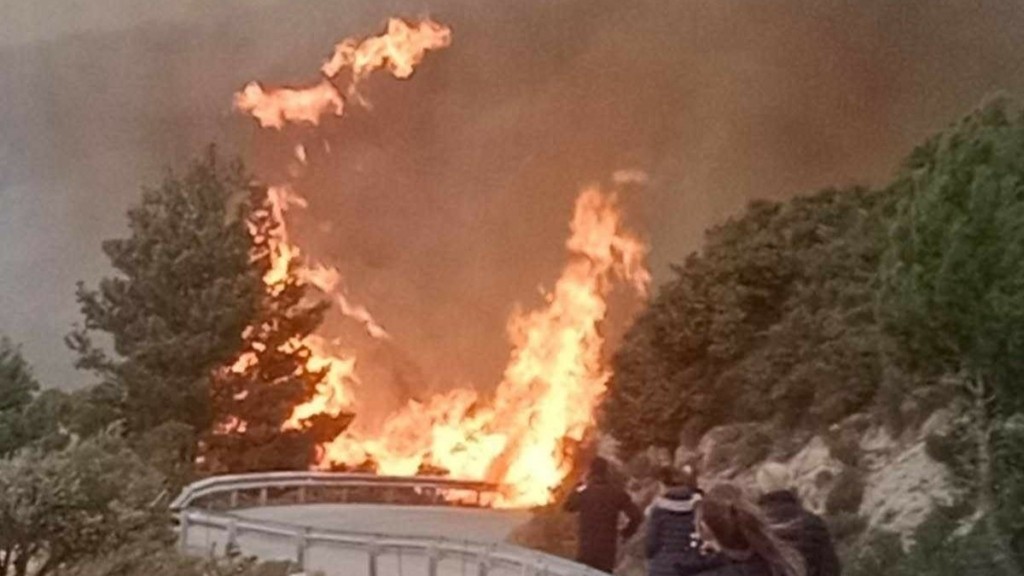 Φωτιά σε δασική έκταση στο Κάθισμα Λευκάδας – Ήχησε το 112 για εκκένωση στον Άγιο Νικήτα
