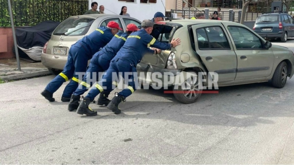 Μαγνησία: Οδηγός λιποθύμησε εν κινήσει κι έπεσε σε σταθμευμένο ΙΧ (φωτογραφίες)