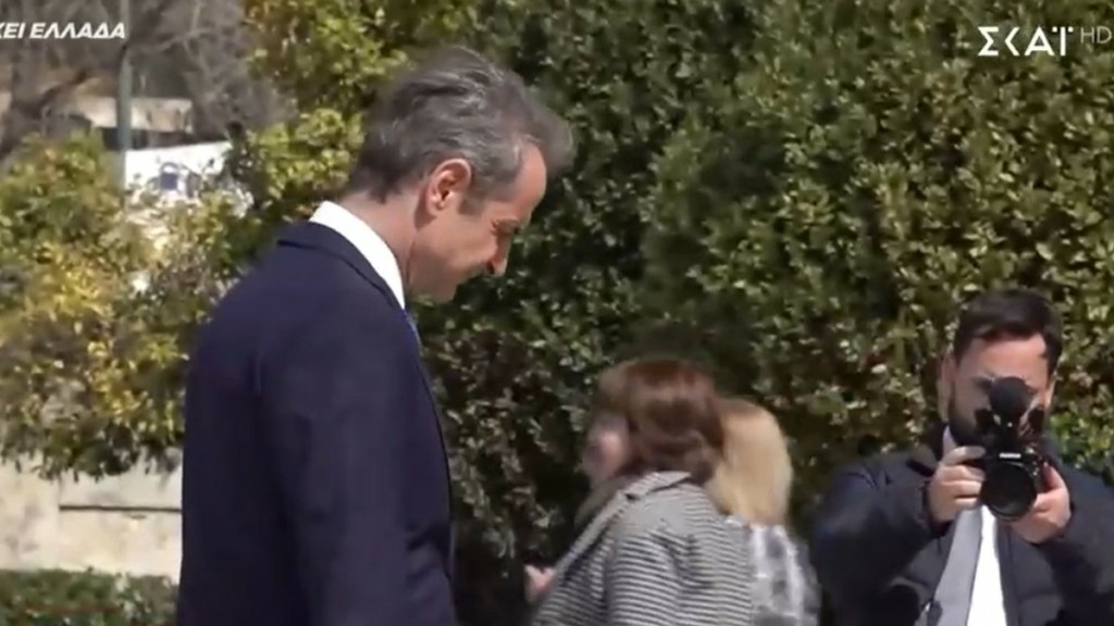 Μητσοτάκης: Υποκλίθηκε στα ονόματα των θυμάτων των Τεμπών στο Σύνταγμα (βίντεο)