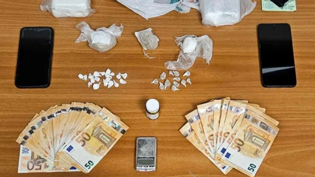ΕΛΑΣ: Τρεις συλλήψεις για διακίνηση ναρκωτικών στην Αττική – Μεγάλη επιχείρηση στο Μαρκόπουλο