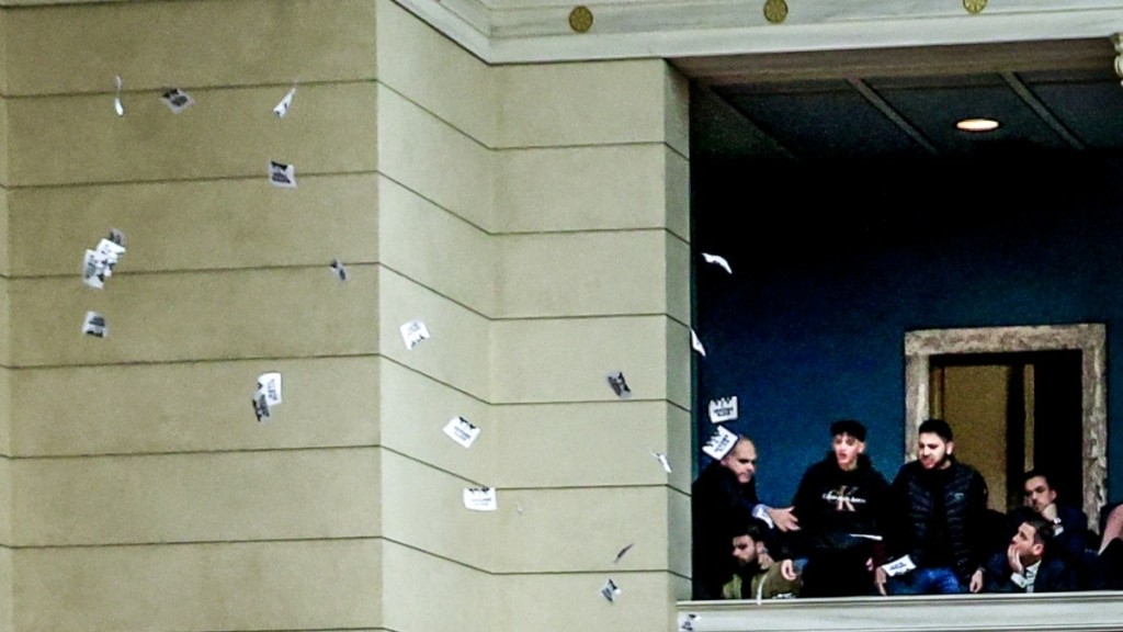Φοιτητές και μέλη της Νέας Αριστέρας πέταξαν τα τρικάκια στη Βουλή κατά την ομιλία του Κυριάκου Μητσοτάκη