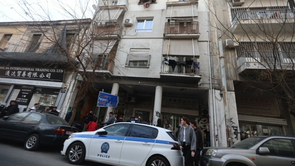 Θρίλερ σε διαμέρισμα στην Ομόνοια – Βρέθηκε νεκρός ένας άνδρας δεμένος χειροπόδαρα και με σακούλα στο κεφάλι