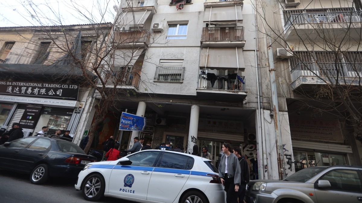 Θρίλερ σε διαμέρισμα στην Ομόνοια – Βρέθηκε νεκρός ένας άνδρας δεμένος χειροπόδαρα και με σακούλα στο κεφάλι