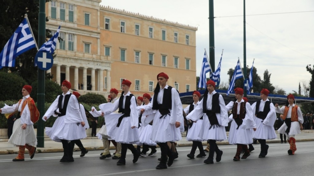 Με λαμπρότητα η μεγάλη μαθητική παρέλαση της Αθήνας – Χαμόγελα, παραδοσιακές ενδυμασίες και ελληνικές σημαίες
