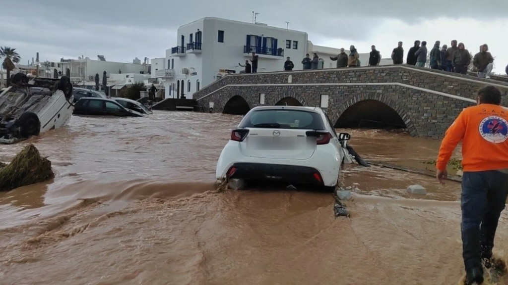 Σαρωτικό το πέρασμα της κακοκαιρίας στις Κυκλάδες: Χείμαρροι σε Πάρο και Μύκονο – Έρχεται «τρίγωνο καταιγίδων»