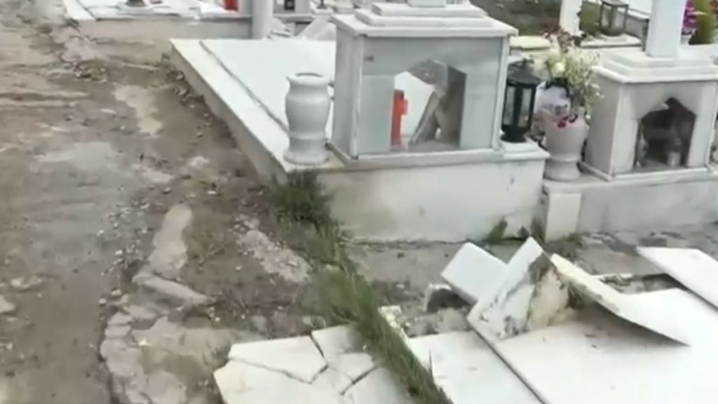 Πάτρα: ΙΧ ξέφυγε από την πορεία του και έπεσε πάνω σε τάφους- Καταστράφηκε το μνήμα της μικρής Ίριδας