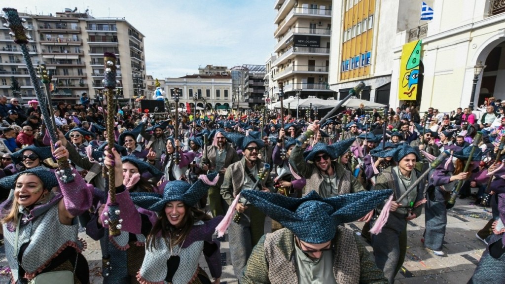 Πατρινό Καρναβάλι: Πλήθος κόσμου στην μεγάλη παρέλαση – Παρών περισσότεροι από 55.0000 καρναβαλιστές