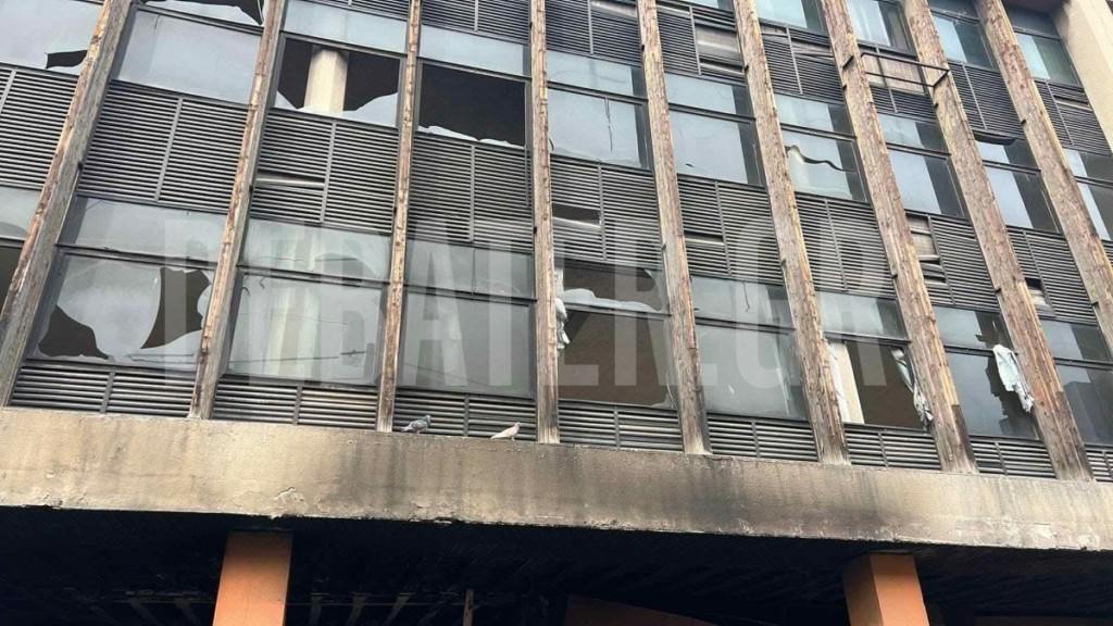 Υπό έλεγχο η πυρκαγιά που ξέσπασε σε εγκαταλελειμμένο κτίριο στον Πειραιά (φωτογραφίες)